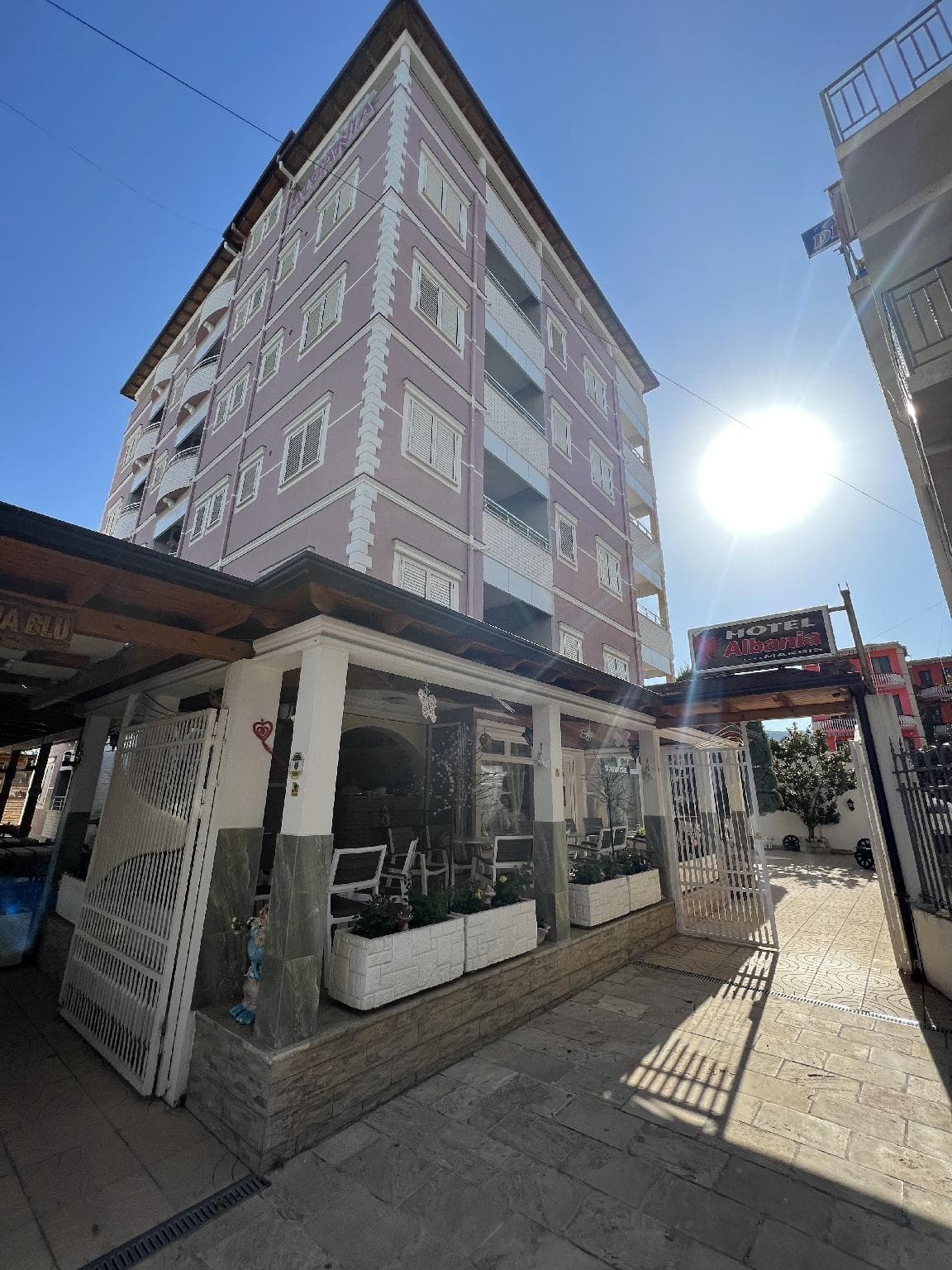 Hotel Albania, Velipoje