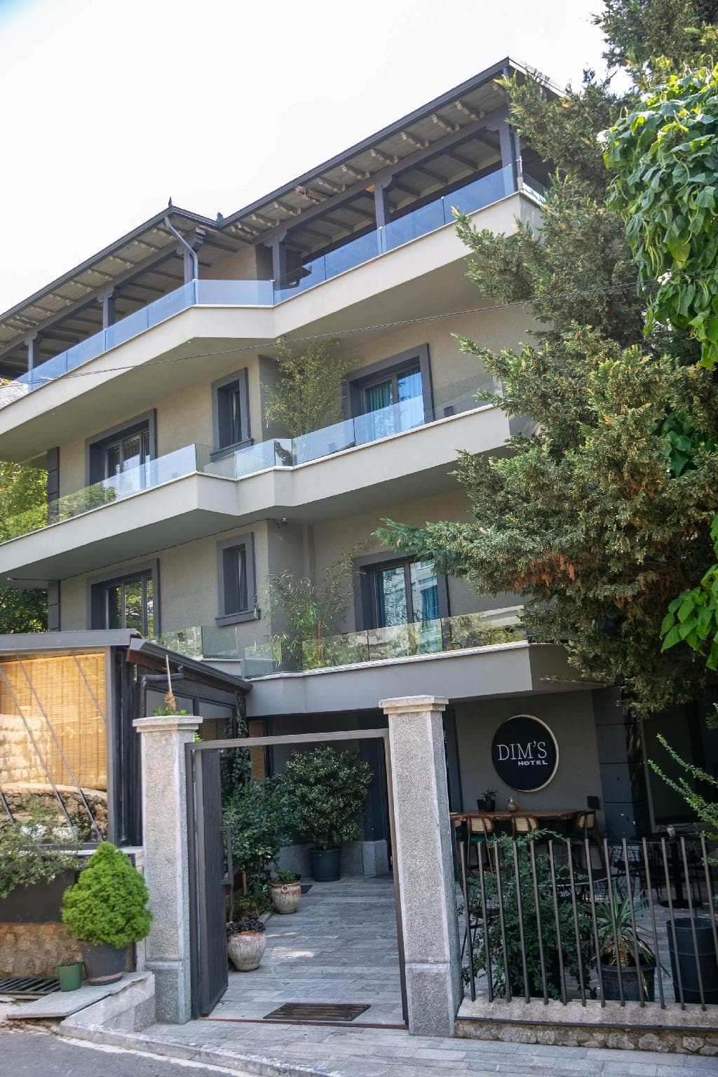 Dim's Hotel & Restaurant
