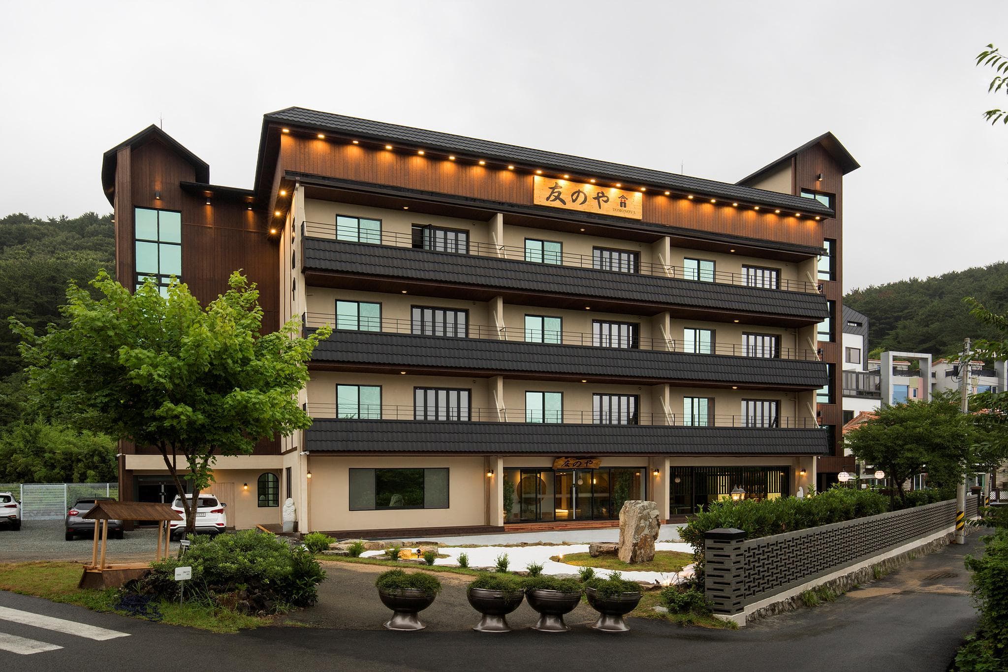 Tomonoya Hotel & Ryokan