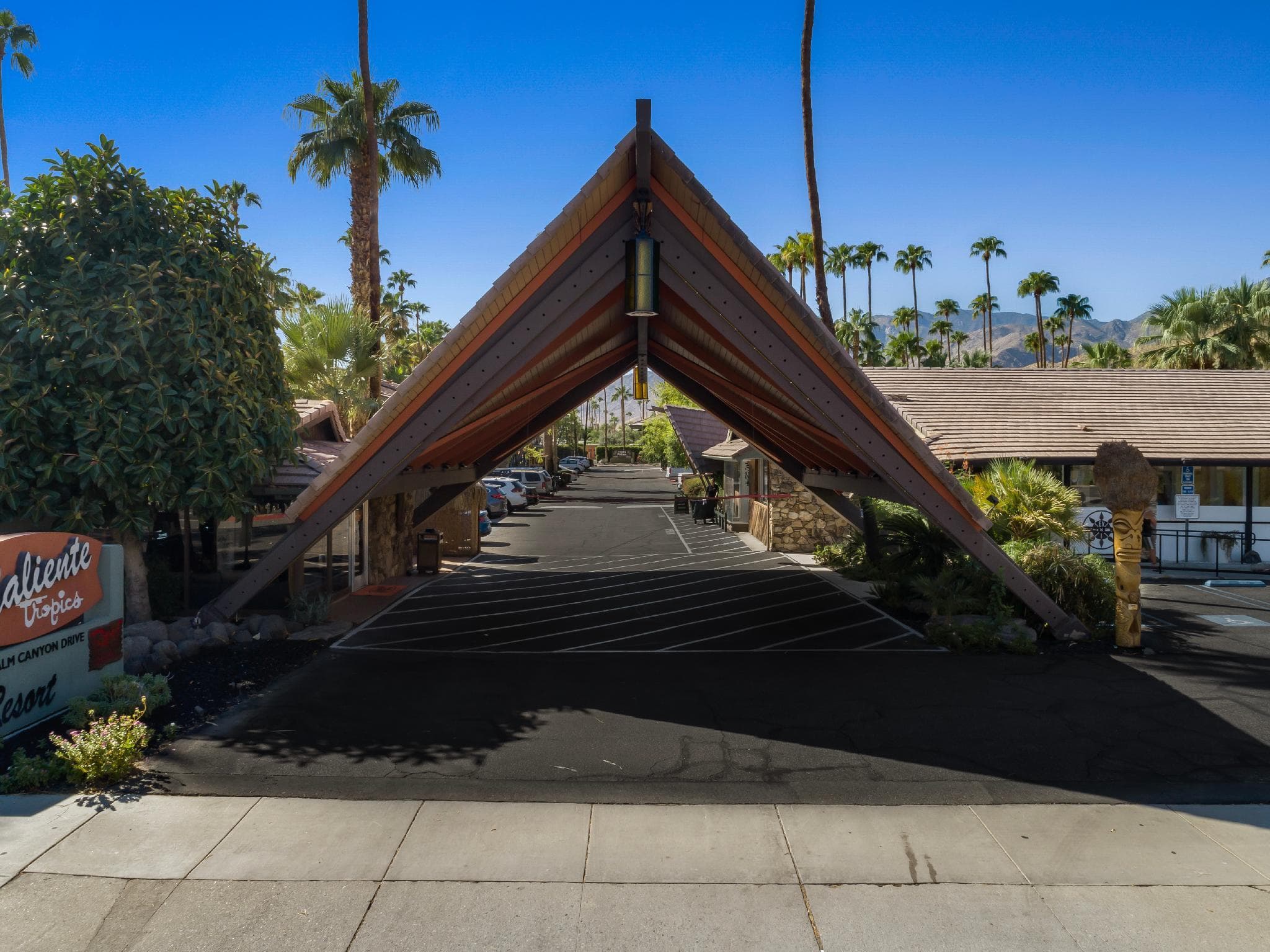 Caliente Tropics Hotel